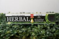 Herbal Toothpaste with Saffron, Tea Tree & Aloe Vera - Image 2